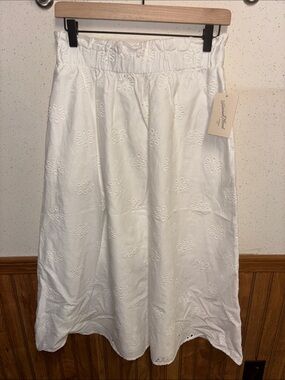 NWT- Universal Thread - women’s White Embroidered Eyelet Skirt (size small)